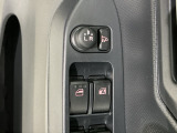 狭い駐車場で便利な電動格納ドアミラーが付いています。