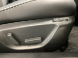 運転席にはパワーシートを装備!シート位置を記憶するメモリー機能付きなのでご夫婦で2名分セットすると便利です♪