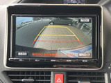 駐車時の安全性を高めるバックモニター。狭い場所でもスムーズな駐車をサポートします。後方の状況をしっかり確認できます。