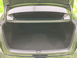 荷室は奥行きのある空間で、日々の荷物や旅行用品などを積み込む際に活用できます。開口部が広く荷物を出し入れしやすい形状で、用途に合わせて使いやすいスペースです。