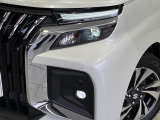 【LEDヘッドライト】悪天候や夜間走行時も良好な視界を確保し安心して運転できる高輝度LEDヘッドライトを装備!点灯速度が早く、消費電力も抑えられています。