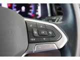 ハンドルは前後、上下で調節することができ、運転される方の好みに合わせて動かすことができます。ハンドルリモコンもついておりますので、運転したままでもオーディオ類を操作できます。