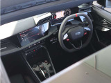内装はシンプルに使い勝手を考え作られています。お車を運転する感覚をダイレクトに体感して頂けます。室内も広くロングドライブにも快適にお過ごしいただけます。