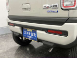 【後退時ブレーキサポート】リヤバンパーに4つの超音波センサーを内蔵し、車両後方にある障害物を検知。透明なガラスなども検知でき、コンビニの駐車場などでの衝突回避をサポートします。
