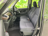 前席は視界が開けた印象で、座面の広さも感じられる運転席空間です。助手席側からも乗り降りしやすく、落ち着いた色味のシートで日々の移動を快適にお過ごしいただけます。