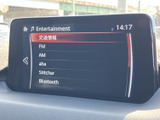 FM・AMをはじめ複数の音源が画面に並び、使いたい項目を選びやすい表示です。音楽や交通情報など、日々の移動中に利用したいコンテンツを選択できます。