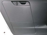 助手席側ドアには車検証などを収納できるスペースがございます。