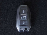 【スマートキー】鍵を持ってお車のプッシュスタートボタンを押すだけでエンジンが始動します。ドアの施錠もボタンを押すだけです。