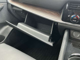 助手席のダッシュボード付近も、ガバッと大きく開きます!小物など入れられます!