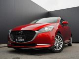 立体的なシグネチャーウィングと鋭いヘッドランプにより、奥行きのある堀の深いフロントフェイスとなっています。