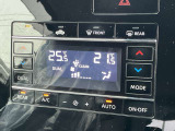 左右独立調整機能付きオートエアコンです。温度設定だけであとは自動で風量・温度を調節します。ドライブを快適なものにします。