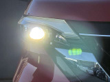 【LEDヘッドライト】とっても明るいLEDヘッドライトが装着されているので、夜の運転も明るく安全です。