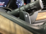 ステアリングの裏側、左右にパドルシフトがついています。右が+、左が-の操作でシフトチェンジを行い、エンジンブレーキなどのマニュアル操作ができます。