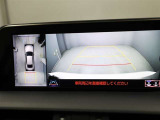パノラミックビューモニターを装備。駐車場や交差点でクルマを真上から見るように周囲を確認できます。機能の詳細は販売店スタッフまでおたずねください。