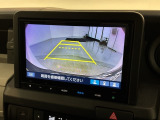 リバースギアに入れるだけで後方の表示へ切り替わります。夜間や雨の日の駐車も楽になりますよ。