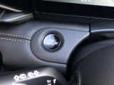 ステアリング左に備えたプッシュスターター。エンジンスタートもドアの開閉も指先一つでワンタッチ