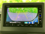 後方の映像にガイド線が重なり、駐車時に周囲や車の進む向きを確認しやすい表示です。バック時の目視確認を補助し、狭い場所での駐車にも役立ちます。