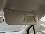 身だしなみのチェックなどにも便利なバニティミラー付きサンバイザー(運転席側)