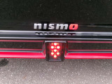 NISMO専用リヤLEDフォグランプで夜間雨天時視認性良。NISMOエンブレム。