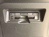 ダッシュボード周辺にすっきりと収まるビルトインタイプのETC車載器。高速道路の料金所をスムーズに通過でき、長距離のお出かけも快適です。