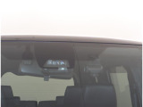 安全装置のカメラです。ドライバーを助けてくれる、安心・安全なお車ですよ!ドラレコも付いてます!