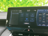 AM・FMやBluetoothなど、選べるオーディオソースが画面に表示されています。普段お使いの音源に合わせて選びやすく、移動中の車内時間を快適に過ごす際に便利です。