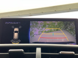 後方の映像に加えて目安線や周囲の距離表示を確認でき、駐車時の後方確認をサポートします。車両周辺を画面で把握しやすく、狭い場所での切り返しにも役立つ装備です。