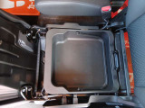 助手席シート下に収納BOXがあるので小物も収納できます。