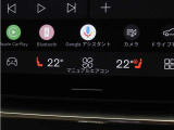フロントシートには、シートヒーター&シートエアコンに加え、ステアリングホイール・ヒーターも装備。厳寒の地、北欧スウェーデン発祥のブランドならではのアイテムです。シートヒーターは後席にも装備しています。