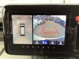 狭い場所での駐車やすれ違いなどでより的確な運転操作に役立つ360&deg;ビューモニターが装備されています。