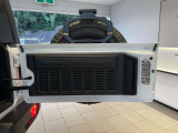 ガラスハッチとゲートが分かれて開くため、狭い駐車場での荷物の出し入れも簡単!