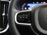 前方車を自動追従するアダプティブクルーズコントロールに加え、ステアリング操舵も行う進化型クルーズ『パイロットアシスト』を搭載。車体を車線内へと適正に維持しつつ先行車を忠実に追従します。