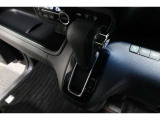 インパネシフトだから視線の移動も少なく足元もスッキリ♪運転席もゆったりしているのでゆとりを持ってドライブできますね!