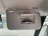 身だしなみのチェックなどにも便利なバニティミラー付きサンバイザー(運転席)