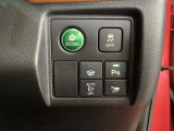 VSA装備車です。VSAはドライバーの操作と車の動きを見守っています。もし車の挙動が乱れたとき、4輪別々にブレーキをかけたり、エンジンパワーをしぼることによって車を安定させます。