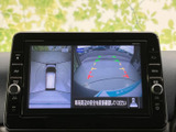 車両周辺を複数の視点で確認でき、駐車時の周囲確認に役立つ表示です。ガイド線も画面に示されるため、車庫入れや狭い場所での駐車をサポートします。