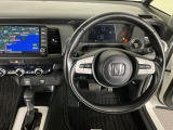 【ハンドル】運転にかかわる様々な操作を安全に行えるように視点移動が少なく操作性に配慮されたスイッチ類が凝縮されたコックピットです。