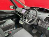 運転席も広々とゆったりしております。アームレストも装備しており快適にドライブしていただけます。