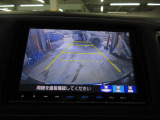 バックカメラの画像です。ガイドラインがスムースな車庫入れをサポートいたします。車庫入れの安心感がアップしますね。