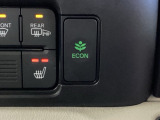 ECON モードをON にするとアクセルペダルの動きに対するエンジンの反応とエアコンの制御を切り換えることで、燃費のいい運転をするドライバーがペダルを踏んだ時と同じようにエンジンを制御します。