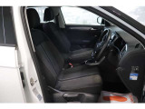 運転席/助手席です。安全装備をオプションで追加するのは日本的発想。フォルクスワーゲン車はサイドエアバッグを全車標準で装備しております。