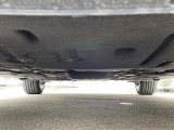 気になる中古車の下廻り。もちろん、納車時には整備スタッフによる点検を実施致しますので安心してご購入いただけます