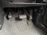 パーキングブレーキは操作性の良いフットタイプ
