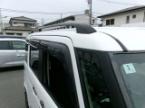 雨の日でも、車内の空気入替に便利なプラスチックバイザー付きになります^^意外と実用性がありますよね☆