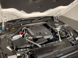2.0L直列4気筒ディーゼルターボを搭載。低回転域から力強いトルクを発揮し、街中から高速道路まで余裕のある走りを楽しめます。