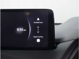 【スマートフォン連携】車内でスマートフォンと連携し、Apple CarPlayやAndroid Autoで通話、音楽、マップなどの様々な機能が利用可能です。