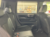 後席には左右にシートが並び、窓から外の様子を眺めながら過ごせる空間です。落ち着いた色合いのシートとドアまわりでまとまりがあり、ご家族やご友人との移動にもお使いいただけます。