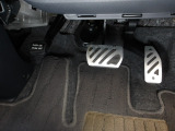 運転席足元も汚れが少なく、大変きれいな状態に仕上がっております。サイドブレーキはペダル式です。