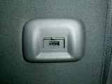 後席にもUSB電源が装備されております。