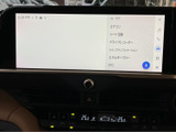 大きく見やすい画面に各種メニューが並び、必要な機能を確認しやすいレイアウトです。ナビやオーディオなどを画面から選べるため、日常の移動を快適にサポートします。